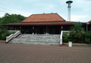Bangunan Masjid Mantingan dengan atap bersusun di Jepara