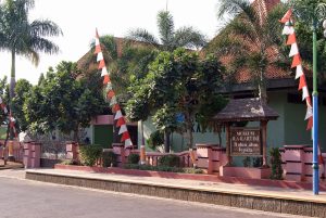 Halaman depan Museum R.A. Kartini di sisi alun-alun Jepara